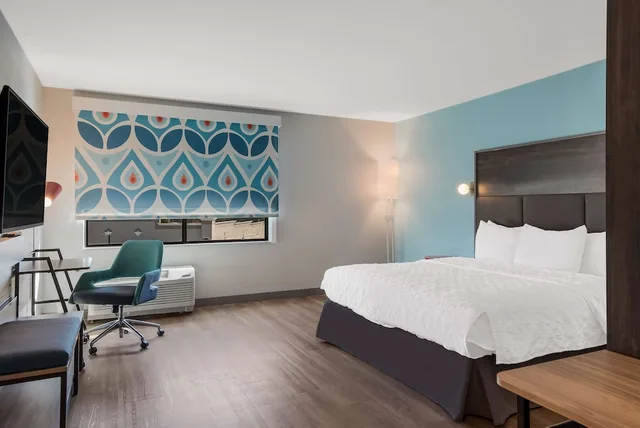 غرفة بسرير كينج بحوض استحمام، Tru by Hilton Greensboro NC 1/2