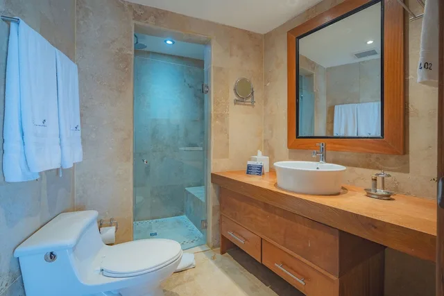 شقة فاخرة بسريرين كوين بإطلالة على البحر بغرفتي نوم مع أريكة بمطبخ صغير، The Bannister Hotel and Yacht Club 3/3