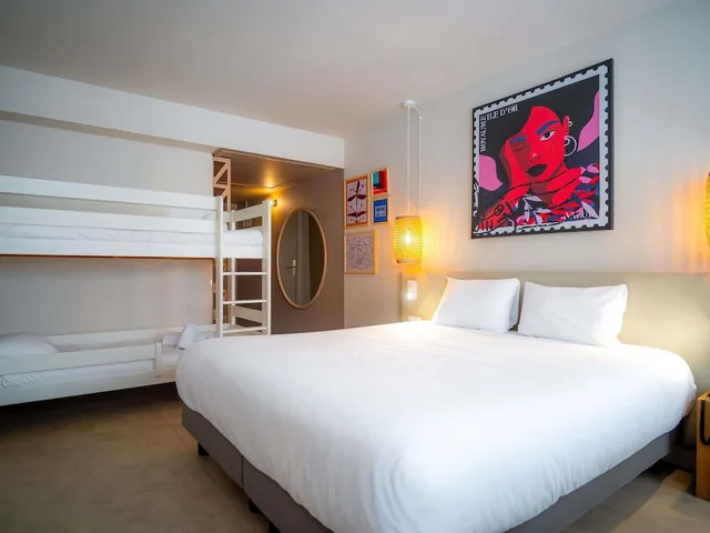 غرفة عائلية بسرير مزدوج وسريرين منفصلين بإطلالة على المدينة، Mercure St Raphael Centre Plage 4/10