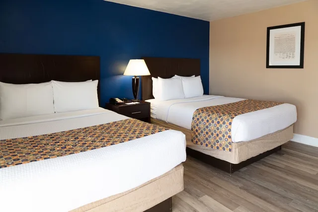 Deluxe, 2 Queen Beds, Hotel Pentagon 1/2