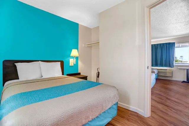 3 Full Beds - Suite, Non-Smoking، Motel6 Fort Bragg, CA 1/6