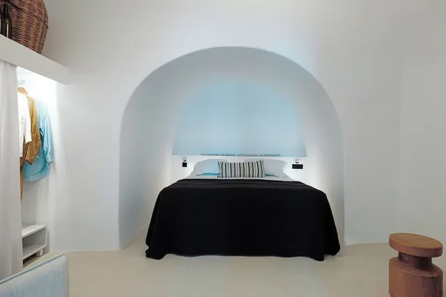 Suite, King Bed, Caldera View, Sofa, Hot Tub، IKIES Santorini 3/10