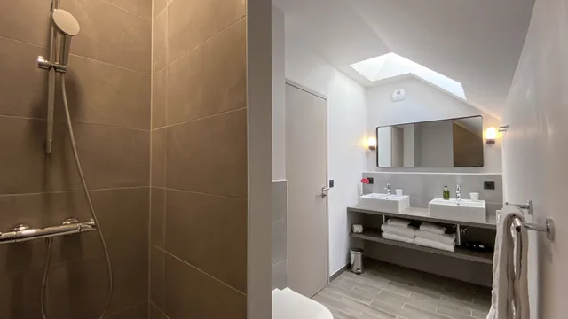 شقة سوبيريور بسرير كوين وسرير فردي بإطلالة على الجبل بغرفة نوم واحدة مع أريكة، Appart hotel Le Genepy 10/10