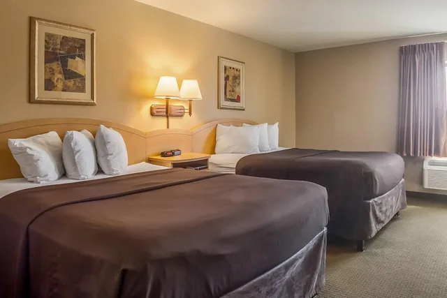 Efficiency, 2 Queen Beds, Accessible، Suburban Studios Triadelphia - Wheeling at The Highlands 1/5