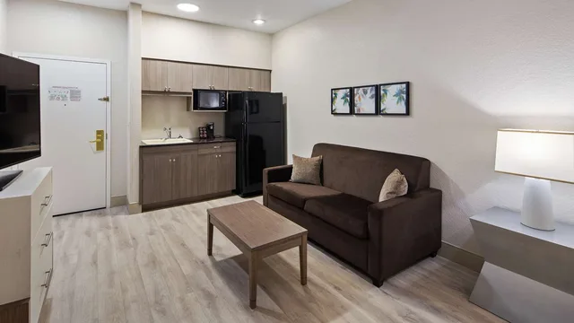 جناح بسرير كينج وسرير كوين مع أريكة، Best Western Heritage Inn & Suites 1/3