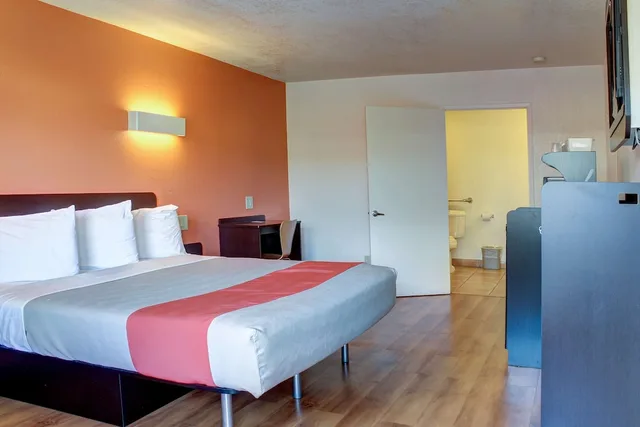 1 King Bed - Mobility Accessible Tub, Nsmk, Motel6 Bishop, CA 2/10