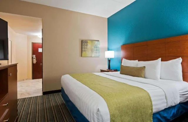 غرفة بسرير كينج بحوض استحمام لذوي الإعاقة، Best Western Eagles Inn 1/8