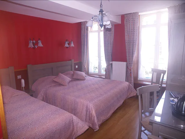 غرفة رباعية بسريرين مزدوجين بإطلالة على الفناء، Hotel De Calais 4/10