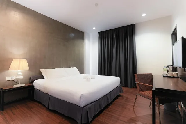 غرفة ديلوكس بسرير مزدوج وسريرين منفصلين، T+ Hotel Sungai Korok 2/7