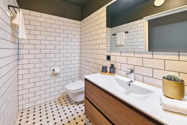 غرفة ديلوكس بسرير كوين بحمام خاص مع أريكة، Kex Hostel Reykjavík 7/10