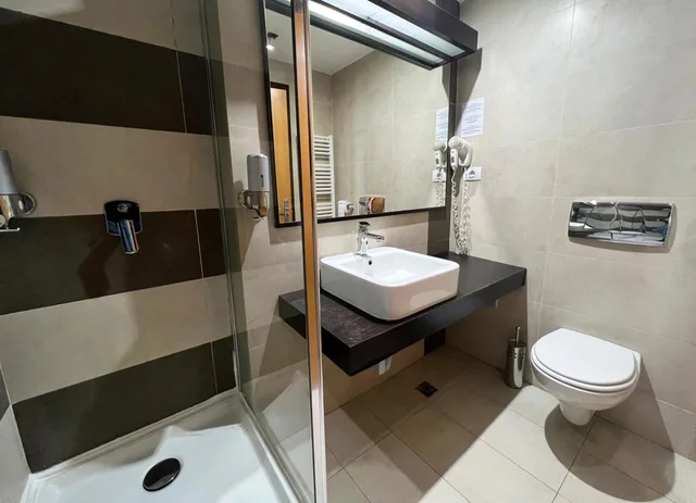 غرفة بسريرين منفصلين بشرفة، Hotel Ave Lux 10/10