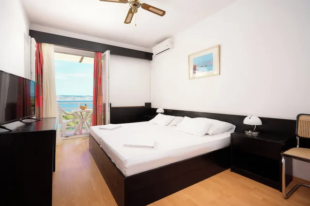 Standard, Double or Twin Bed, Side Sea View, Balcony، Adriatiq Hotel Hvar 2/6