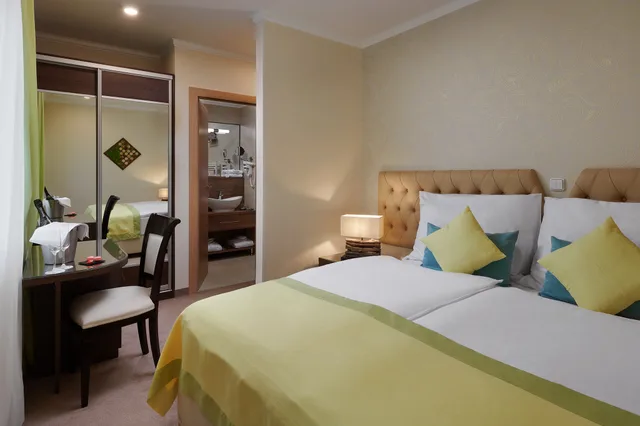 Comfy، Honour And Grace Hotel 1/2