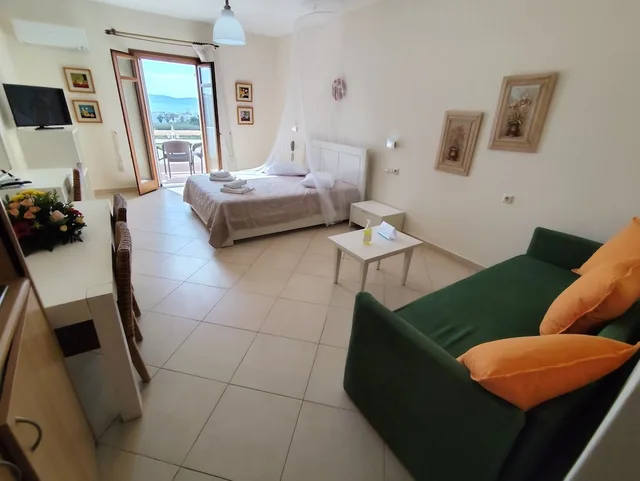 غرفة ثلاثية بسرير كينج مع أريكة، Margaritari Hotel 3/8