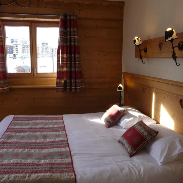 غرفة بسرير مزدوج أو سريرين منفصلين، Chalet-Hotel Le Beausoleil, The Originals Relais (Hotels-Chalets de Tradition) 2/9