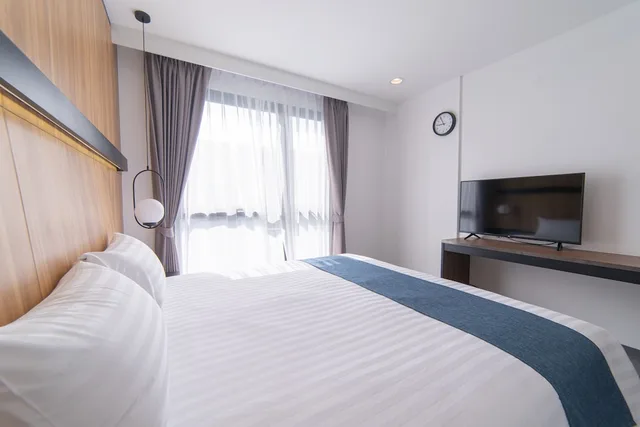 Room, King Bed, Pool View, Gate43 airport hotel Bangkok (SHA Plus+) 4/8