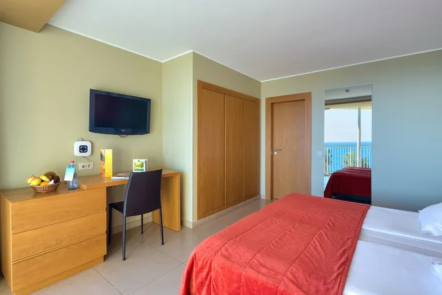 غرفة كلاسيكية بسريرين منفصلين وسرير كوين بإطلالة على البحر، The Views Oasis 8/10