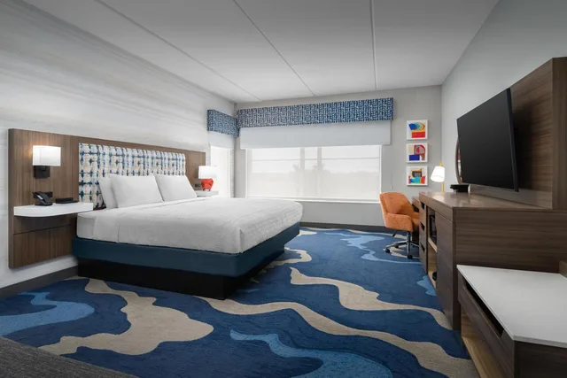 غرفة بسرير كينج بحوض استحمام لذوي الإعاقة، Hampton Inn and Suites Naples South FL 1/6