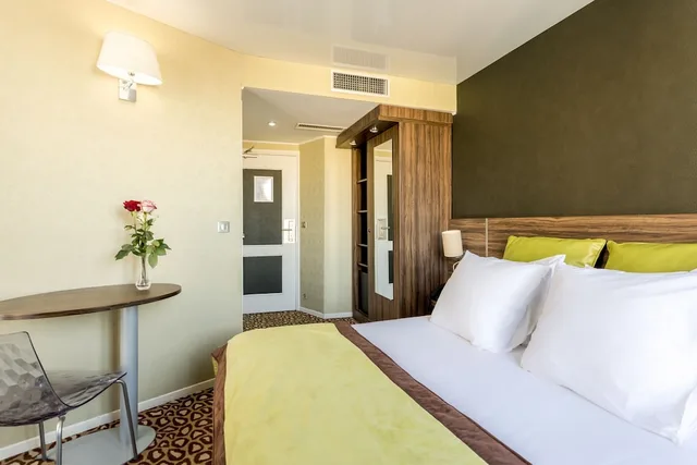 Room, Double Bed, Berkeley Paris 5/10