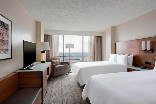 غرفة بسريرين مزدوجين بشرفة بإطلالة، San Antonio Marriott Riverwalk Hotel 3/7