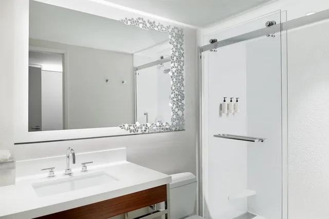 جناح بريميوم بسريرين كوين بغرفة نوم واحدة مع أريكة، DoubleTree Suites by Hilton Hotel Phoenix 4/5