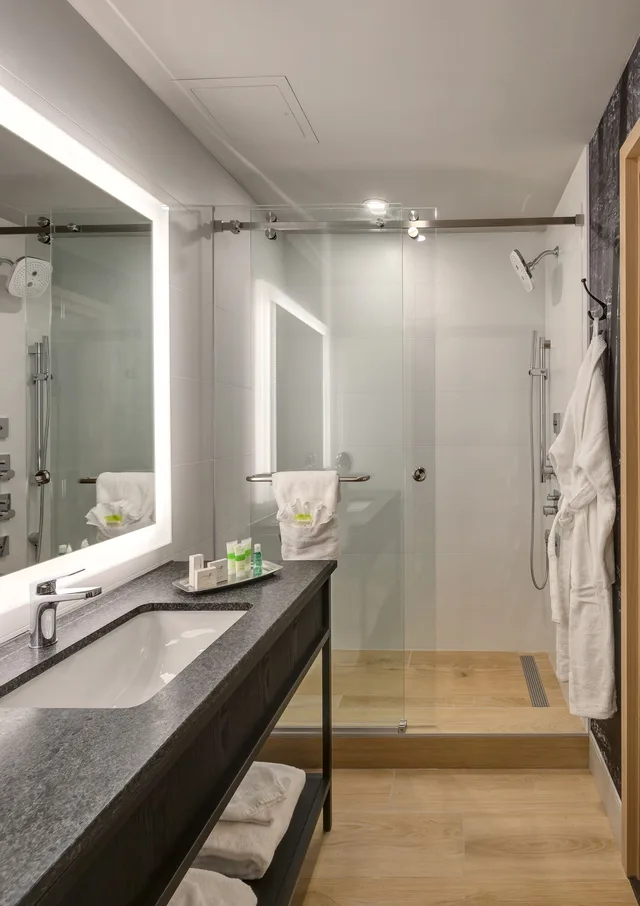 1 Bedroom, Summit, Suite, King Bed, Sofa، Peaks Hotel & Suites 5/10