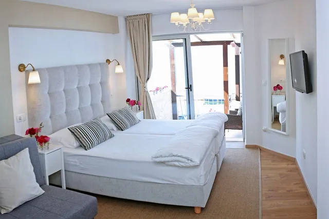 غرفة سوبيريور بسرير مزدوج أو سريرين منفصلين بإطلالة على البحر بشرفة، HOTEL DELFIN 4/8