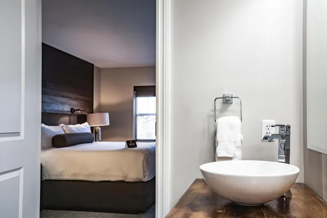 جناح بسرير كينج مع أريكة، Ironworks Hotel 4/6
