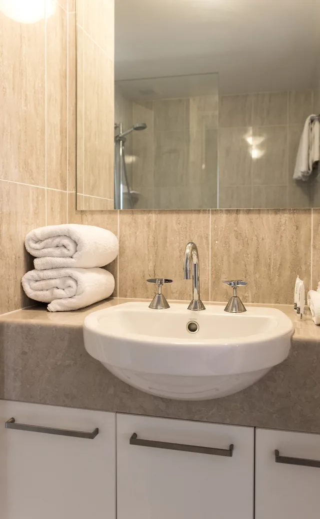 3 Bedrooms, Premium, Apartment, 1 Queen and 4 Single Beds, Garden Side، Noosa Pacific Riverfront Resort 7/10