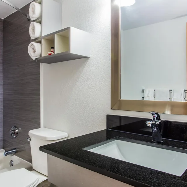Room, 2 Queen Beds, Partial View، Arya Blu Inn and Suites (Ex Days Inn Ormond Beach Mainsail Oceanfront) 4/8