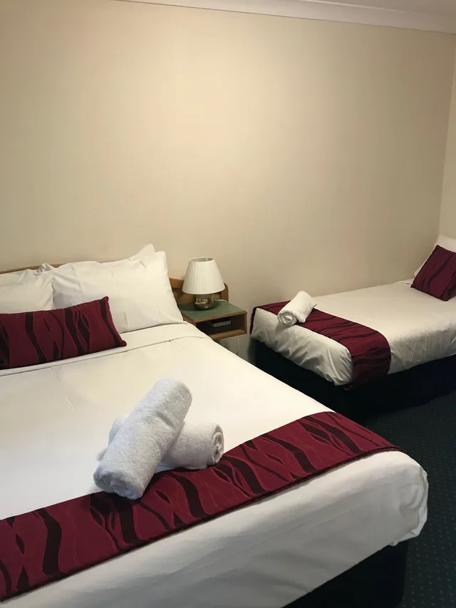 Motel, Deluxe, 1 Queen and 1 Single Bed, O'SHEA'S ROYAL HOTEL 2/5