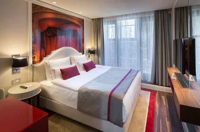 Classic Double Room, TITANIC Gendarmenmarkt Berlin 1/3