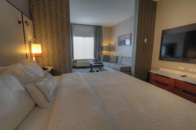 غرفة بسرير كينج مع أريكة، FAIRFIELD INN AND SUITES GATLINBURG DOWNTOWN 2/5