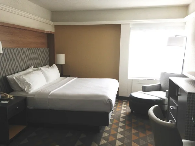 غرفة قياسية بسريرين منفصلين، Holiday Inn Suites Pittsfield Berkshires 1/4
