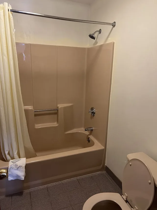 غرفة قياسية بسرير كينج، American Inn 5/5