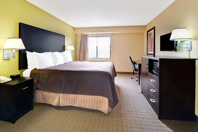 غرفة بسرير مزدوج لذوي الإعاقة، Days Inn & Suites by Wyndham DeSoto 4/5
