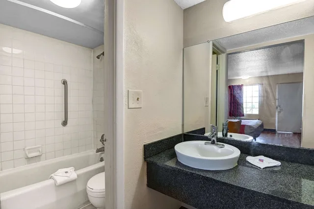 جناح بسرير كينج لغير المدخنين، Motel6 Calhoun, GA 7/8
