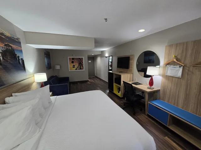 جناح استوديو بسرير كينج، Days Inn And Suites By Wyndham Tampa Raymond James Stadium 1/10
