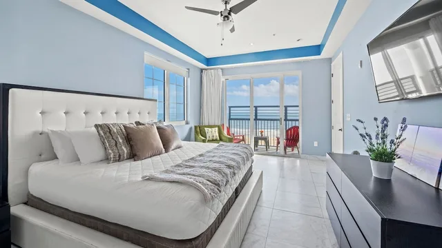 3 Bedrooms, Suite, 1 King and 2 Queen Beds, Ocean Front، Bali Bay Resort 1/10
