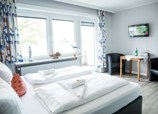 Room, King Bed, Harbour View, Balcony, Hotel Tum Stuurmann 1/2
