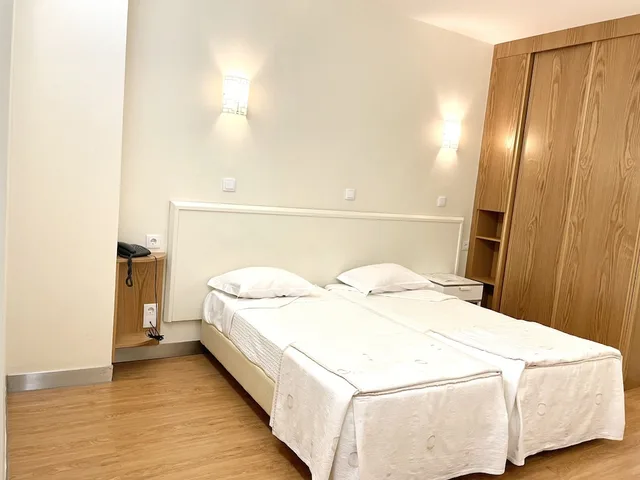 غرفة قياسية بثلاثة أسرّة لذوي الإعاقة، Universal Hotel 1/3