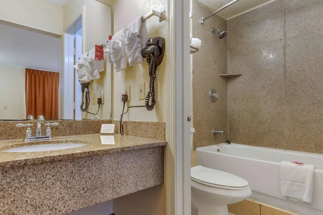 غرفة قياسية بسرير كينج للمدخنين، Econo Lodge Columbia Fort Jackson 2/2