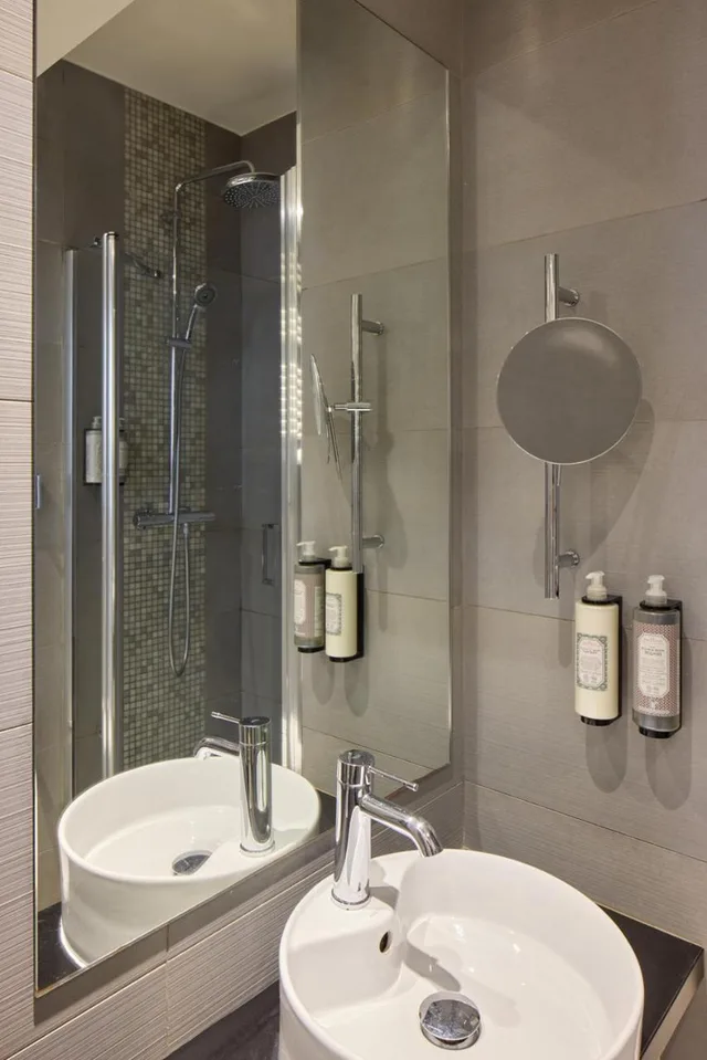 غرفة ثلاثية، TIMHOTEL LE LOUVRE 5/10