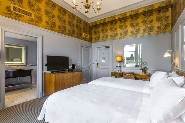 Premier, Twin Beds, Castle View، The Caledonian Edinburgh, Curio Collection by Hilton 1/1