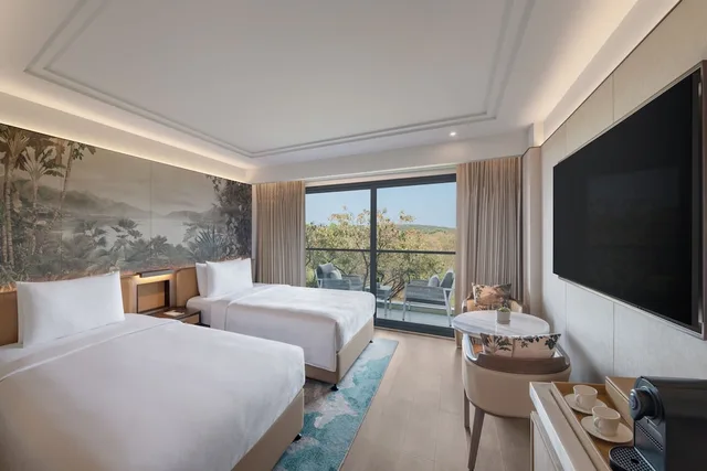 غرفة فاخرة بسريرين منفصلين بإطلالة على الفناء بشرفة، JW Marriott Goa Vagator 1/10