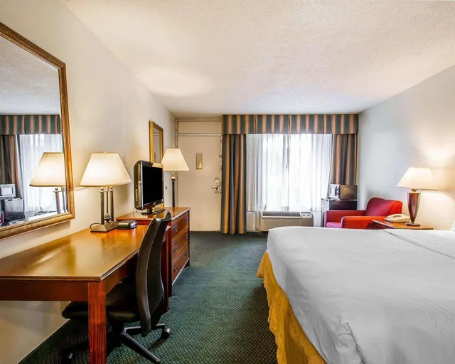 غرفة بسرير كينج، Clarion Inn & Suites Dothan South 1/2