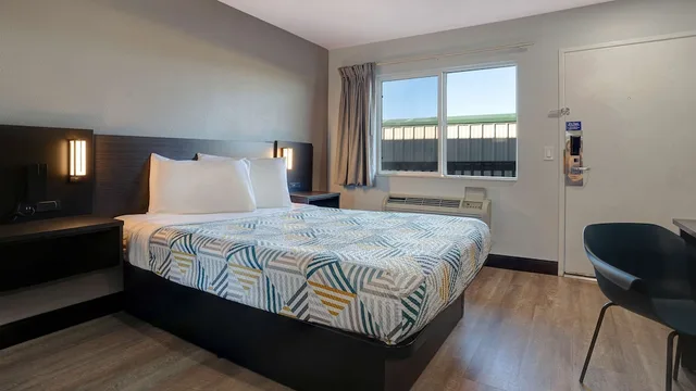 غرفة ديلوكس بسرير كوين، Motel6 Eureka, CA – Redwood Coast 4/10