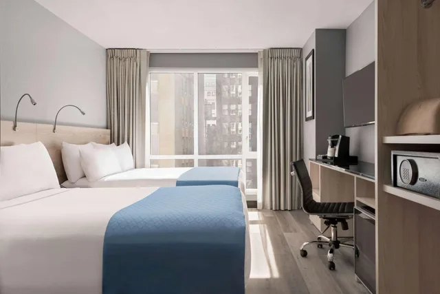 Room, 2 Double Beds, Empire Building View، Wingate by Wyndham New York Midtown South/5th Ave 3/3