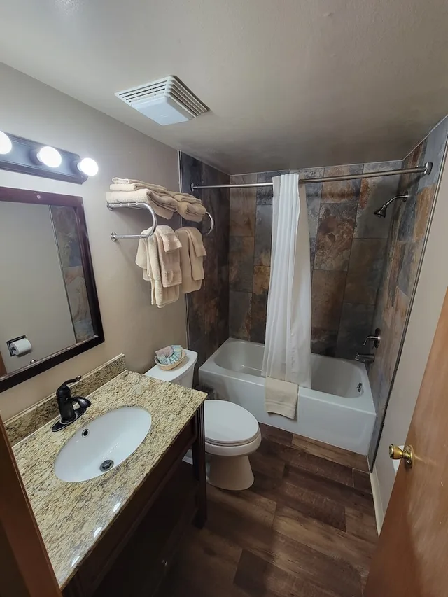 جناح بسرير كينج وسرير كوين بإطلالة على النهر بغرفتي نوم مع أريكة، Hulett Motel 5/5