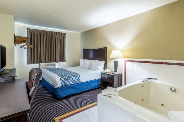 غرفة قياسية بسرير كوين، Econo Lodge Inn & Suites Auburn, MI 1/4